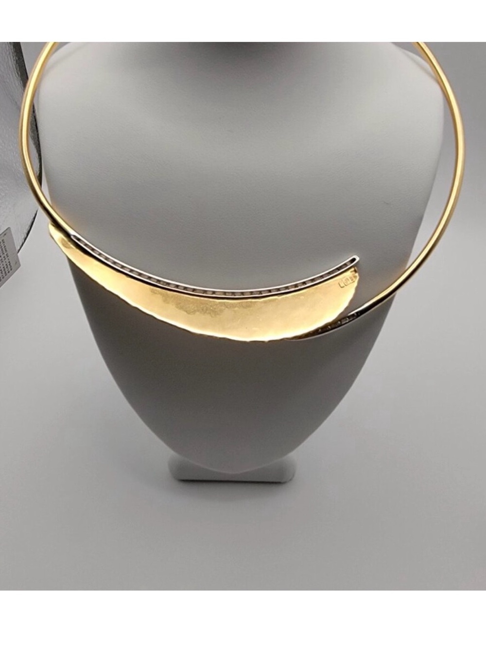 18k Gold Textured Crescent Collar Necklace with 0.20ct Diamonds - Picture 8 of 11